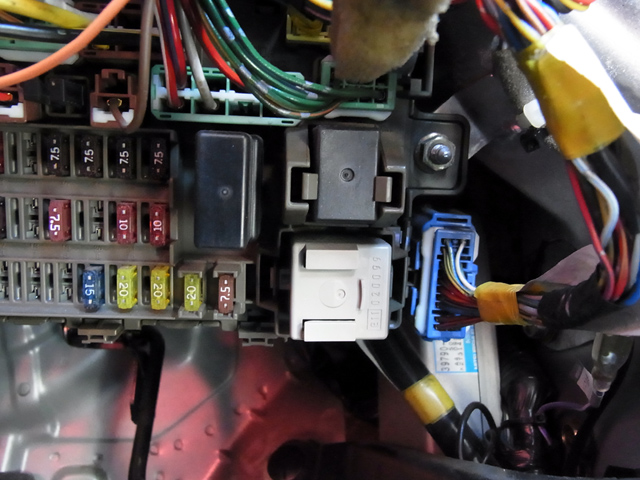 ヒューズボックス内のリレー