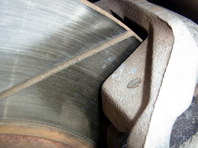 銀色に戻ったフロント側ブレーキローター