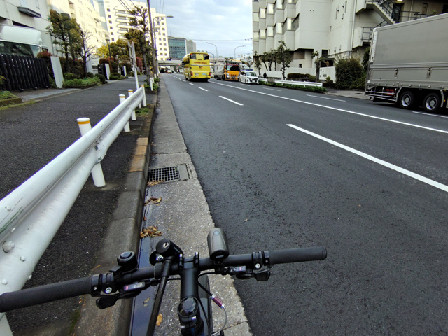 車道を走る自転車