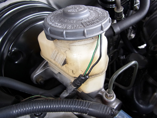 油まみれのブレーキフルードタンク