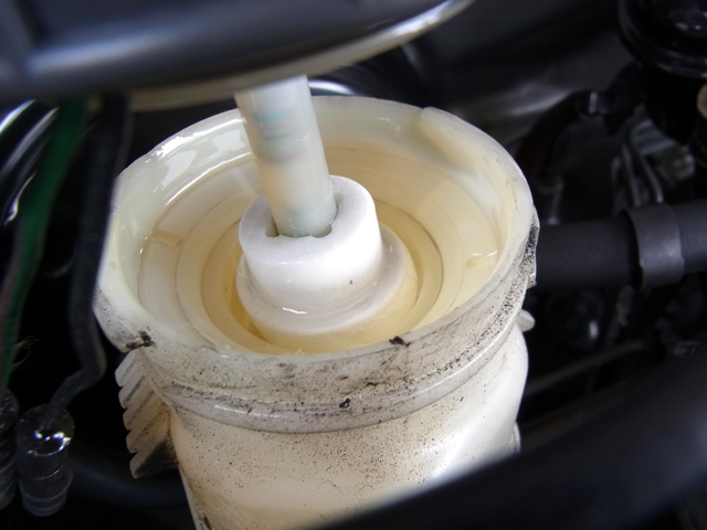 大量のブレーキフルード