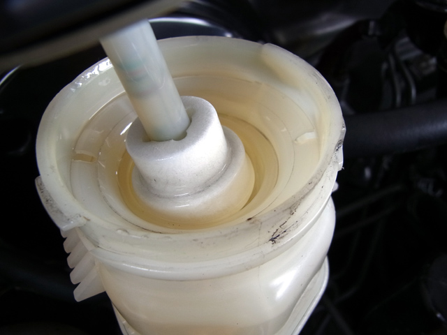 ブレーキフルードを少し抜き取る