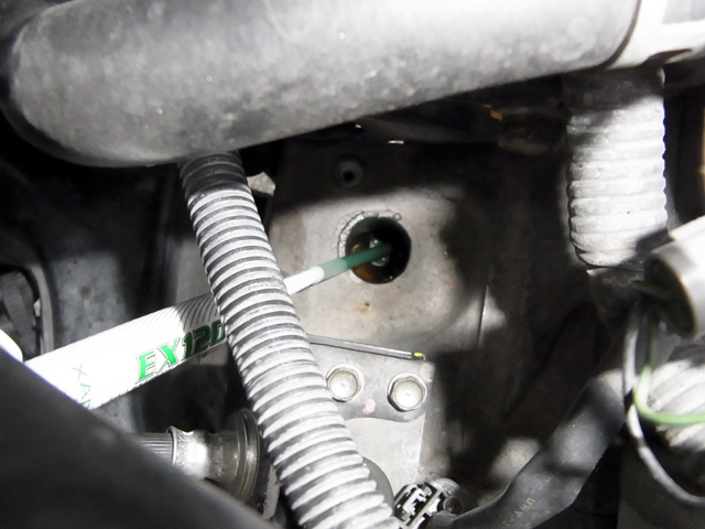 XADO EX120を添加中